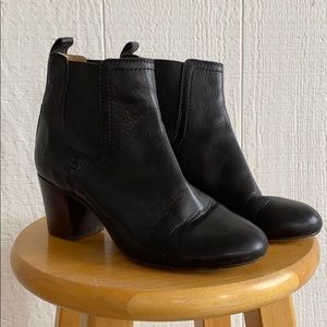 FRYE Chelsea Boot in Black Size 7.5